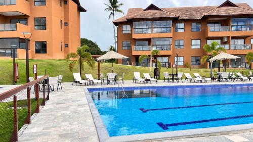 un hôtel avec une piscine devant un immeuble dans l'établissement ECO RESORT PRAIA DOS CARNEIROS, à Tamandaré
