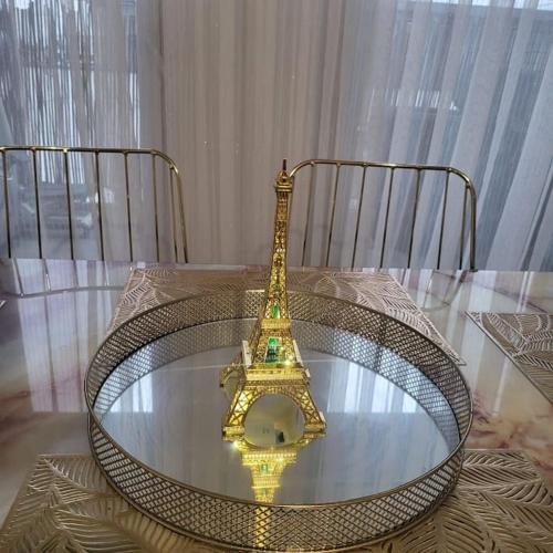 un modèle de la tour eiffel sur une table en verre dans l'établissement Appartement proche de Paris nord -Stade de France -Adidas Arena- Montmartre, à Deuil-la-Barre