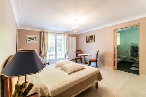 サン・ジャン・ド・リュズにあるGolfetmerのベッドルーム1室(ベッド1台、テーブル、椅子付)