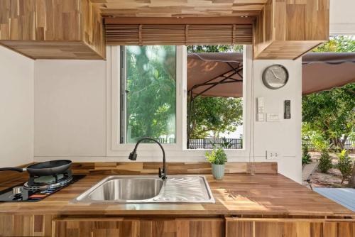 サムイ島にあるBrand New Beachfront & Secluded Tiny Houseのキッチン(シンク付)、窓