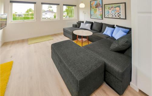 un soggiorno con un divano e un tavolo di Two-Bedroom Holiday Home In Nordborg a Nordborg