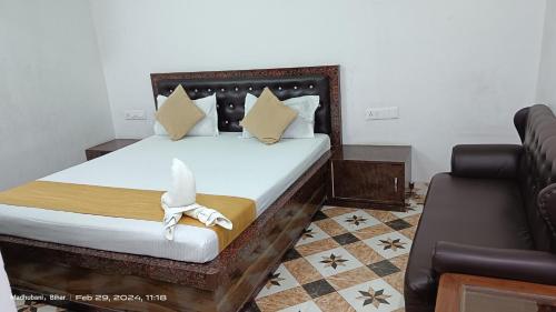 a bedroom with a bed with a bird headboard at Hotel king palace madhubani in Madhubani