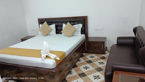 um quarto com uma cama com cabeceira de pássaro em Hotel king palace madhubani em Madhubani