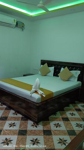 un letto in una stanza con di Hotel king palace madhubani a Madhubani
