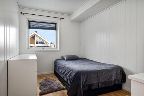 a bedroom with a bed and a window at Moderne enebolig in Røros
