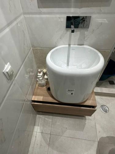 La salle de bains est pourvue d'un lavabo blanc sur un comptoir. dans l'établissement Your home in central Luanda, à Luanda