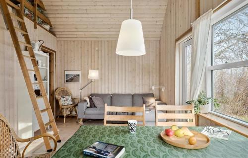 Ein Sitzbereich in der Unterkunft Lovely Home In Idestrup With Kitchen