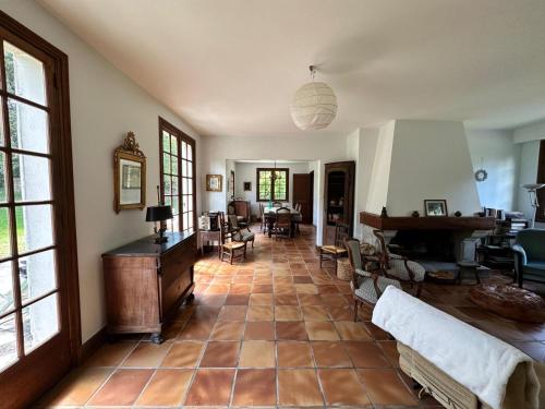 een woonkamer met een bank en een tafel bij Maison familiale pour des vacances nature en bord de mer à Bénodet in Clohars-Fouesnant