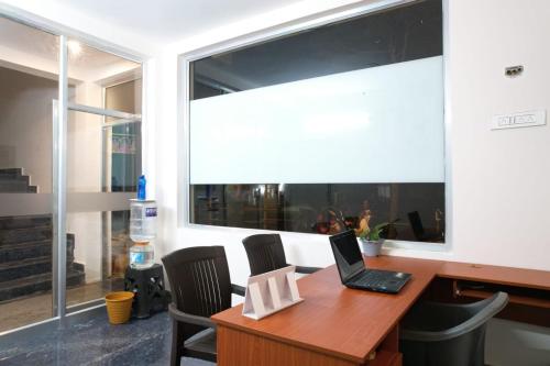 biuro z biurkiem z laptopem w obiekcie Unique ajvi Resorts inn Yercaud w mieście Yercaud