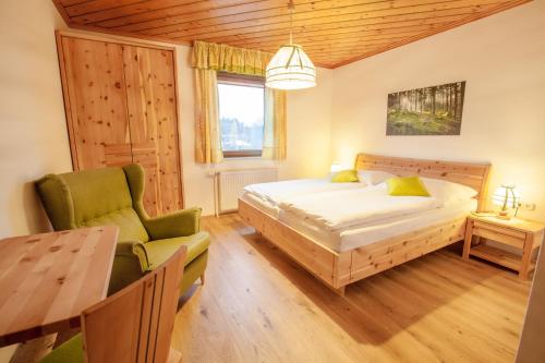 sypialnia z łóżkiem, stołem i krzesłami w obiekcie Gasthof Einfalt w mieście Grossgerungs