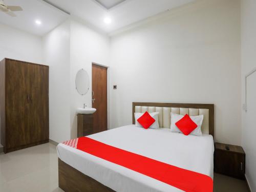 OYO Flagship Hotel Rahul Service Appartment 2 tesisinde bir odada yatak veya yataklar