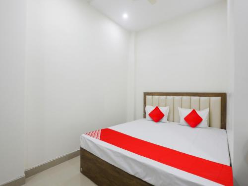 Säng eller sängar i ett rum på OYO Flagship Hotel Rahul Service Appartment 2