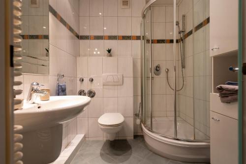 y baño con ducha, aseo y lavamanos. en FeWo Tecklenborghaus en Bremerhaven