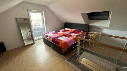 - une petite chambre avec un lit et une télévision dans l'établissement 140 qm Maisonette-Whg ruhig und doch zentral, à Florstadt