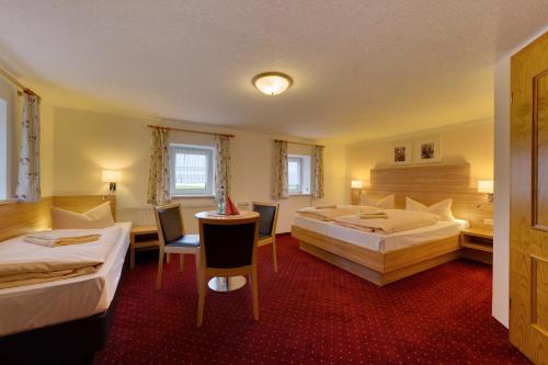 Hotel Dachsbaude & Kammbaude tesisinde bir odada yatak veya yataklar