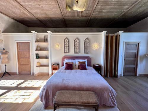 ein Schlafzimmer mit einem großen Bett und einer Holzdecke in der Unterkunft CHATEAU DE LA CITARDIERE in Mervent