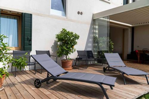 a group of chairs and tables on a deck at Bed and Breakfast Canalgrande in Mira