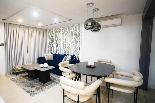 ein Wohnzimmer mit einem schwarzen Tisch und Stühlen in der Unterkunft Neroki's Crib Cozy & Luxurious Staycation! in Basak