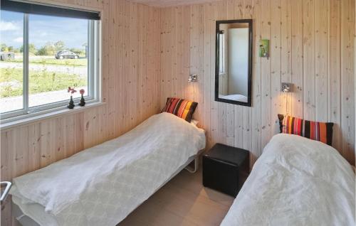 Duas camas num quarto com um espelho e uma janela em Gorgeous Home In Nordborg With Private Swimming Pool, Can Be Inside Or Outside em Nordborg