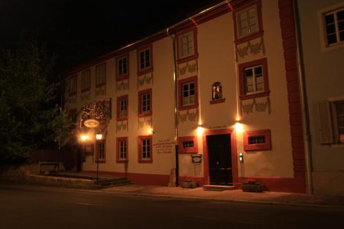 budynek z zegarem na boku ulicy w obiekcie Hotel Zum Goldenen Anker w mieście Bamberg
