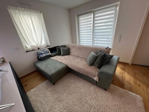 sala de estar con sofá y alfombra en Zentral & ruhig wohnen in Gießen, en Giessen