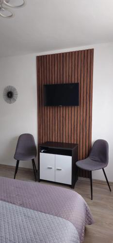 Televisyen dan/atau pusat hiburan di Five House