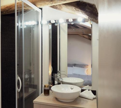 ein Bad mit einem Waschbecken und einem Spiegel in der Unterkunft la Ferme de Vazerat in Massiac