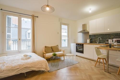 1 dormitorio con 1 cama y cocina en Le Clocher - Quai De La Loire - Netflix en Tours