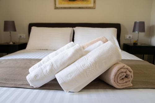 a pile of towels on top of a bed at Vileta Juraga in Bale