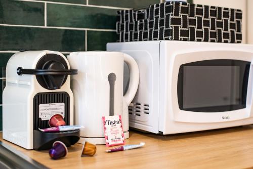 Il comprend une cuisine équipée d'un four micro-ondes et d'une cafetière. dans l'établissement Le Clocher - Quai De La Loire - Netflix, à Tours