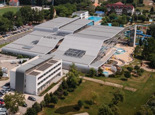 Kolam renang di atau dekat dengan Aqua Hotel