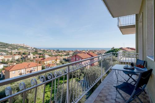 einen Balkon mit einem Tisch und Stadtblick in der Unterkunft ligurian holidays sea view in San Bartolomeo al Mare