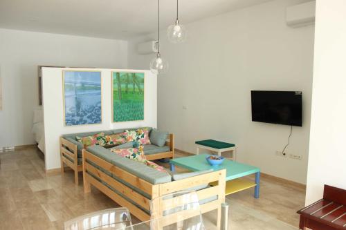 Nuevo Estudio moderno, agradable y cómodo