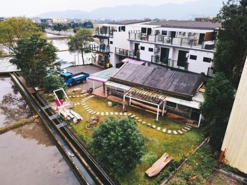 an aerial view of a building with a bench in a yard at 禾田遇民宿 Hetianyu in Sanxing