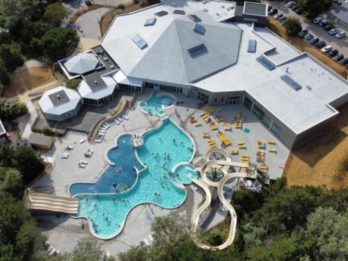 einen Luftblick auf ein Resort mit einem Pool in der Unterkunft Villa Fort-Mahon-Plage, 3 pièces, 4 personnes - FR-1-730-36 in Fort-Mahon-Plage