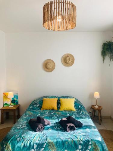 - 2 personnes dormant sur un lit dans une chambre dans l'établissement La Petite Noix, à Sarlat-la-Canéda