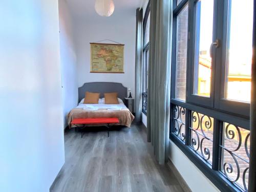 - une chambre avec un lit et une fenêtre dans l'établissement Housingleón Cardiles, à León