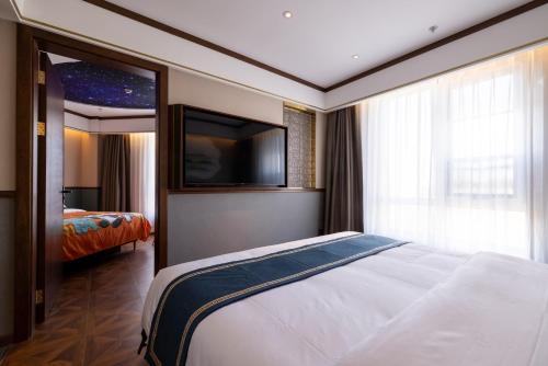Cama o camas de una habitación en Nost algia S Hotel Beijing Liangxiang University Town 时光漫步S酒店北京良乡大学城广阳城地铁站店 Free fresh ground coffee,Free laundry service
