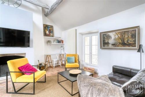 un salon avec un canapé et deux chaises dans l'établissement L'appartement de Diane - Terrasse et Centre, à Fontainebleau