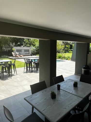 Ein Restaurant oder anderes Speiselokal in der Unterkunft The Guesthouse 6 on Vrede 