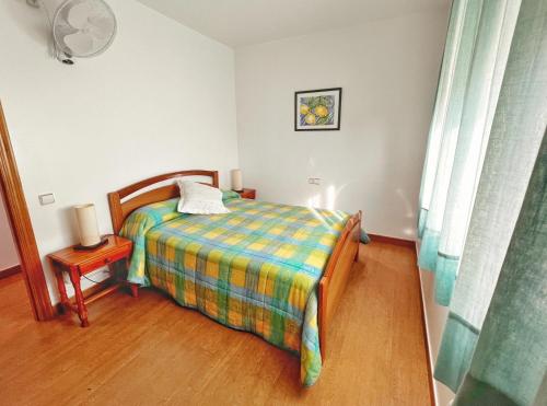 um pequeno quarto com uma cama e uma mesa em Villa Victoria em L'Ampolla