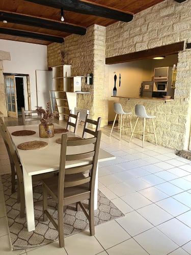 uma cozinha e sala de jantar com mesa e cadeiras em Bel appartement proche du centre ville em Montpellier