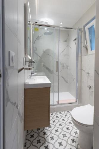 une salle de bain avec une douche, un lavabo et des toilettes dans l'établissement Le Nid - City Center - Fontainebleau, à Fontainebleau