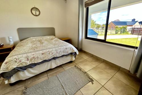 Katil atau katil-katil dalam bilik di Happy Place Pringle Bay for 2