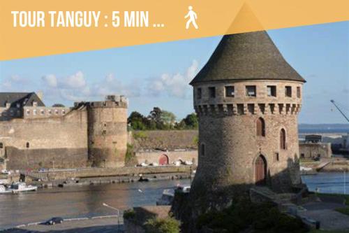 une photo d'un château avec une tour d'horloge dans l'établissement Navigateurs proche centre - jardin- parking gratuit, à Brest