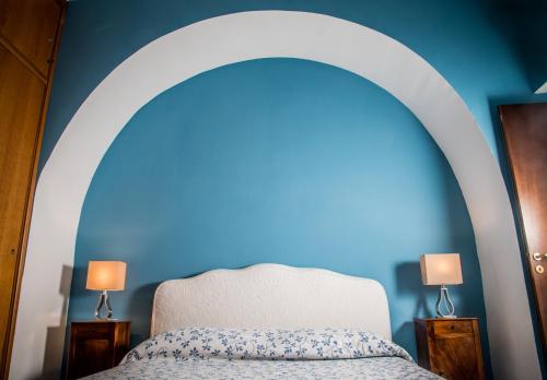 une chambre avec un lit et un mur bleu dans l'établissement B&b Isabel, à Salerne