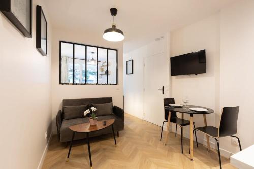 un salon avec un canapé et une table dans l'établissement Stockholm Studio - City center - Fontainebleau, à Fontainebleau