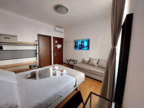 ein Wohnzimmer mit 2 Betten und einem Sofa in der Unterkunft B&B Gaudium Colosseo in Rom