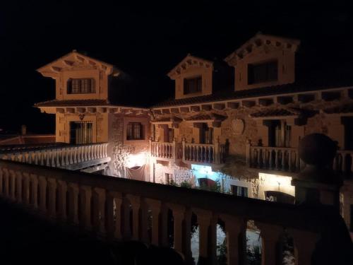 un vecchio edificio di notte con luci sopra di Hotel Rural El Cañón del Duratón en Villaseca de Sepúlveda a Sepúlveda