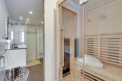Bilik mandi di Palm house Sauna city center ideal Insead